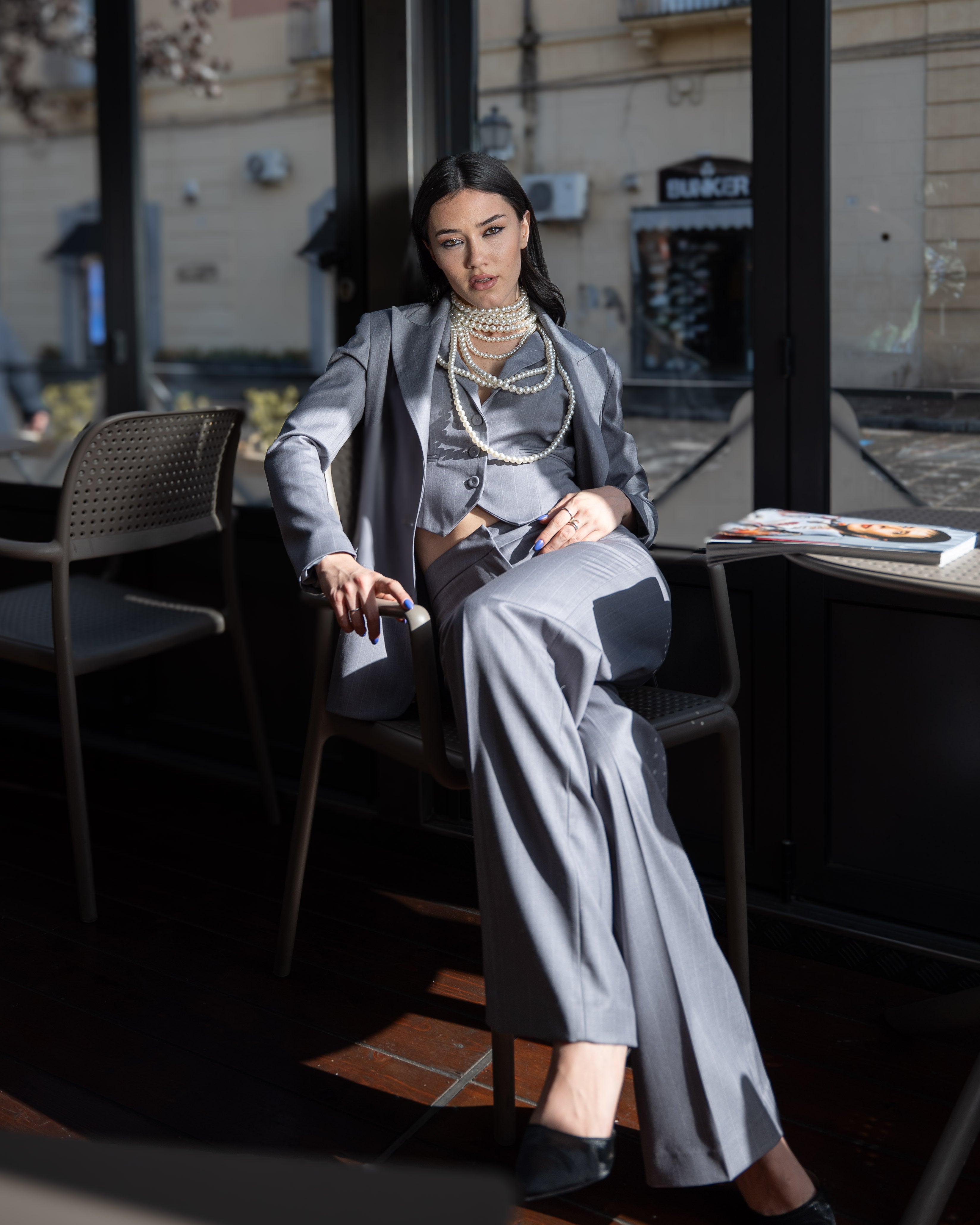 Tailleur 3 pezzi donna in tessuto gessato grigio con giacca oversize stile sartoriale